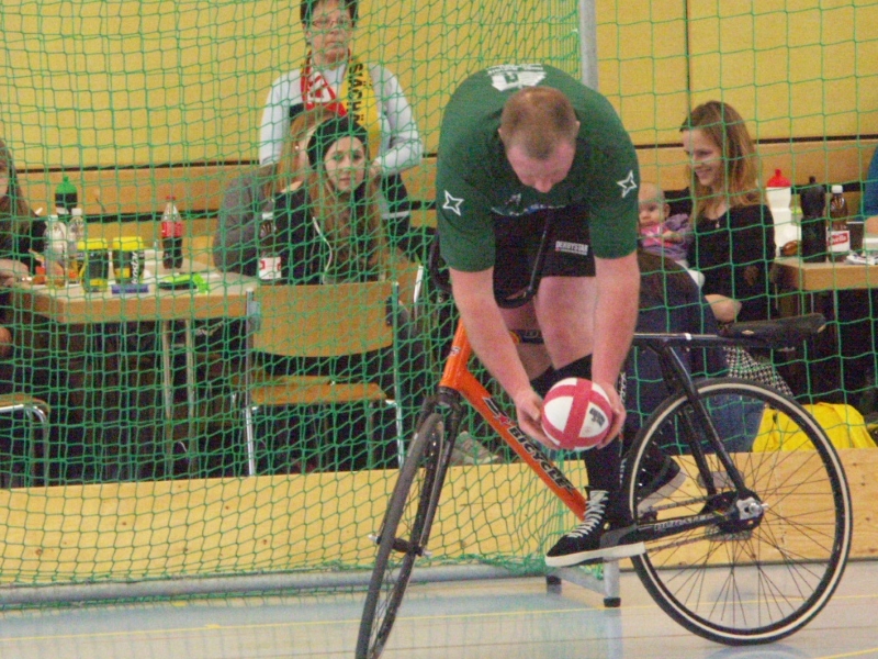 Joel Schnellmann akrobatisch